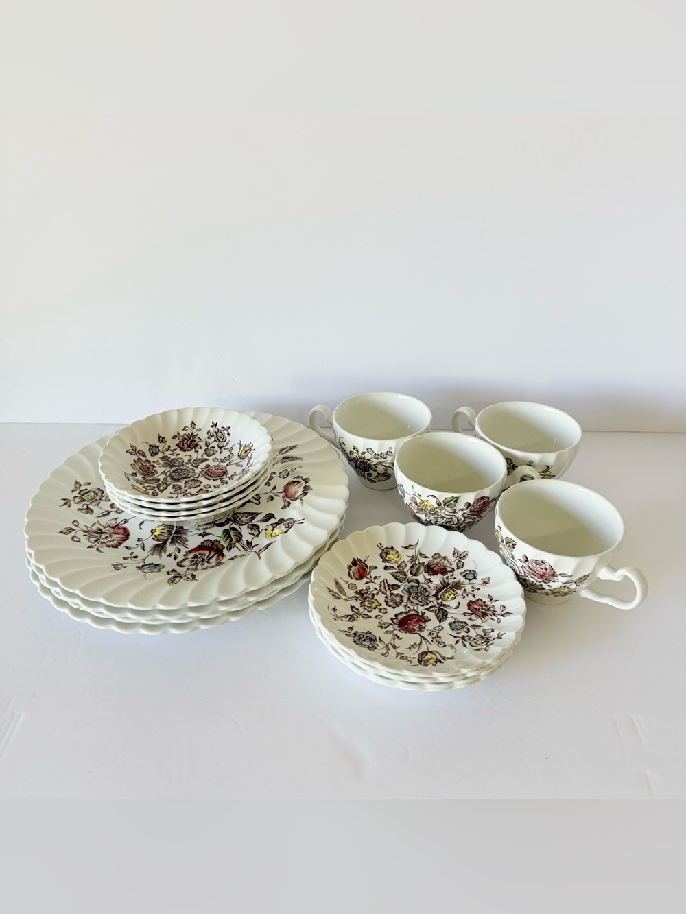 Johnson Brothers Staffordshire Bouquet 4 Place Settings 16 Pcs Ironstone England